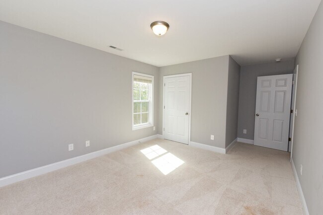 Building Photo - MOVE-IN READY