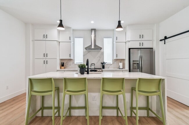 Building Photo - A charming coastal townhouse, just minutes from downtown St. Pete!