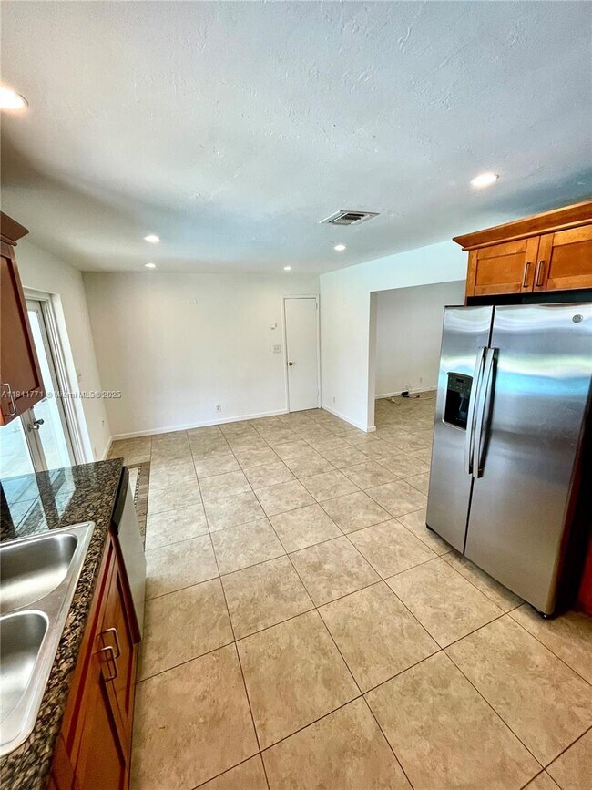 Building Photo - 4430 W Broward Blvd