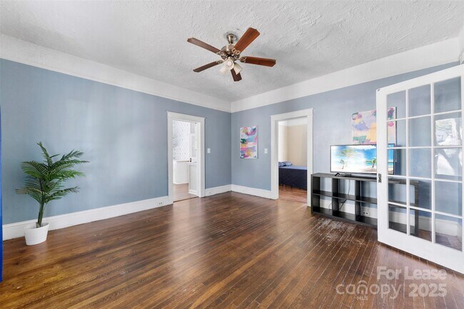 Building Photo - 604 Pearl Ave