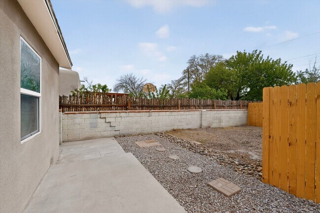 Building Photo - 714-714 Madison St NE