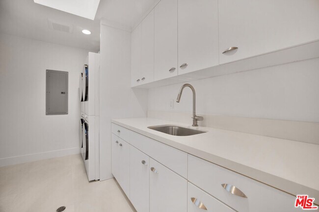 Building Photo - 30020 Morning View Dr