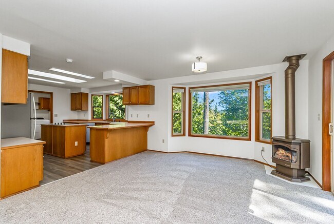Building Photo - Home on Acreage with Mountain views