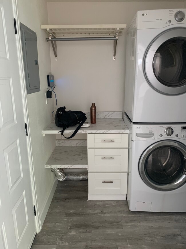 Mud /Laundry room - 17461 Keswick St