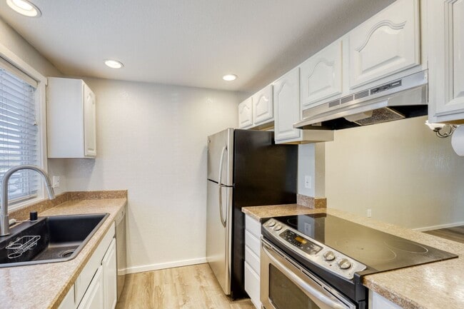 Building Photo - Updated and Well-Equipped 2 Bedroom 1.5 Bath Lynnwood Townhouse!