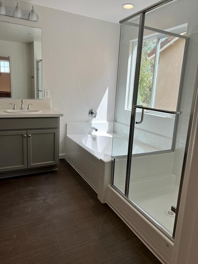 Master Bathtub - 2294 N Apricot Ave