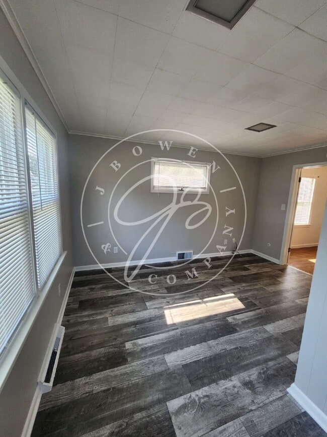 Building Photo - Move-In Ready! Spacious 4–5 Bedroom Home w...
