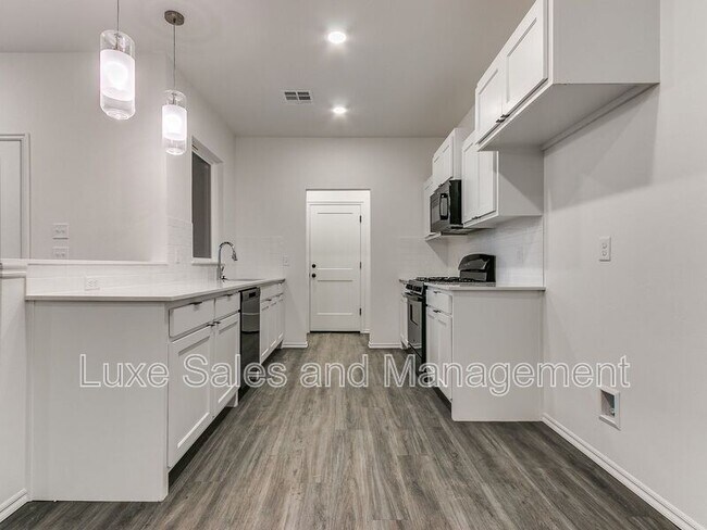Building Photo - 10908 Oak Holw Ln