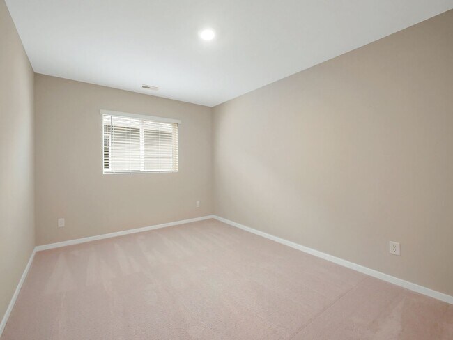 Building Photo - 4 Bed and 2.5 Bath Stunning Single-family ...