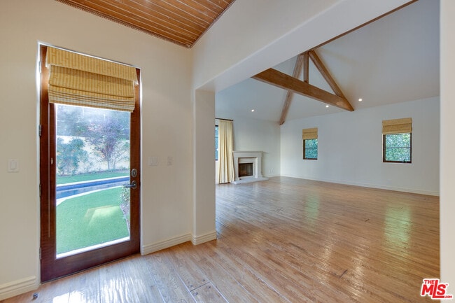 Building Photo - 9530 Hidden Valley Rd