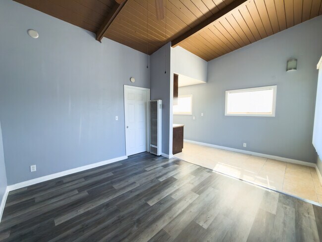 Building Photo - 6628-6630 Selfland Ave