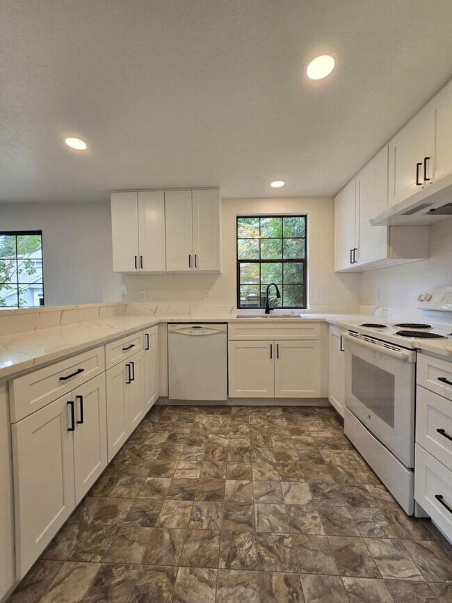 Building Photo - 2Bd/1.5Ba Kenmore Duplex