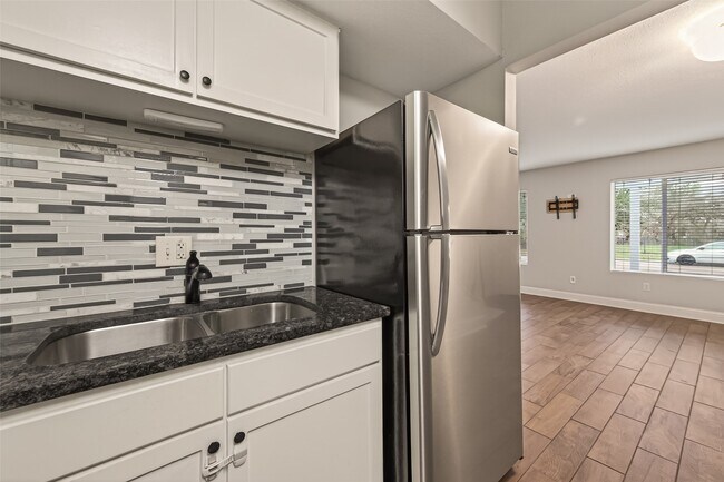 Building Photo - 754 Memorial Mews St