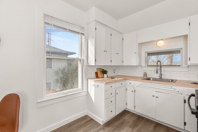Building Photo - 405-409 2nd St