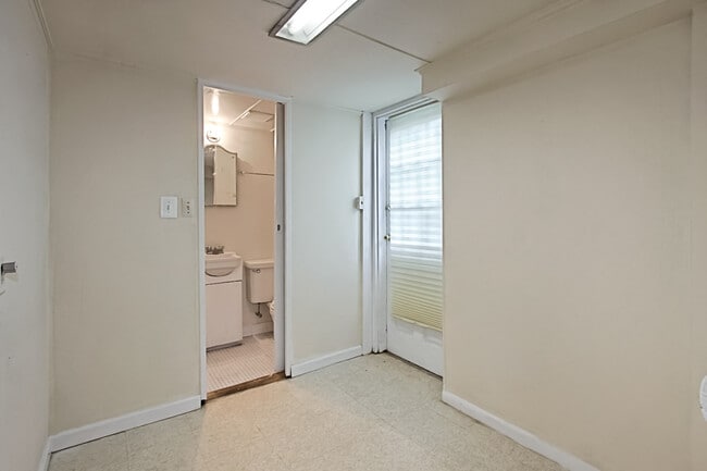 Building Photo - Blocks to Crystal City Metro and just minutes to Washington, D.C. via the 14th Street Bridge