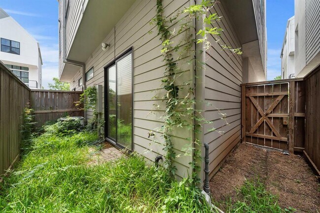Building Photo - 608 Middle St