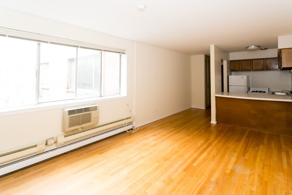 Building Photo - 675 W Wrightwood Ave