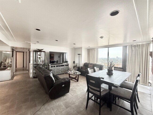 Building Photo - 2016 Main St