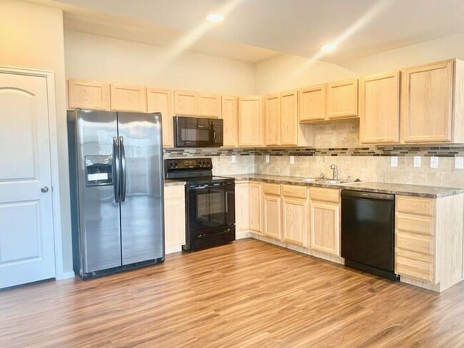 Building Photo - 3 Bed, 2.5 Bath Townhome in West Greeley. ...
