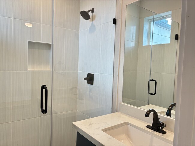 Building Photo - 1535 W 24th St