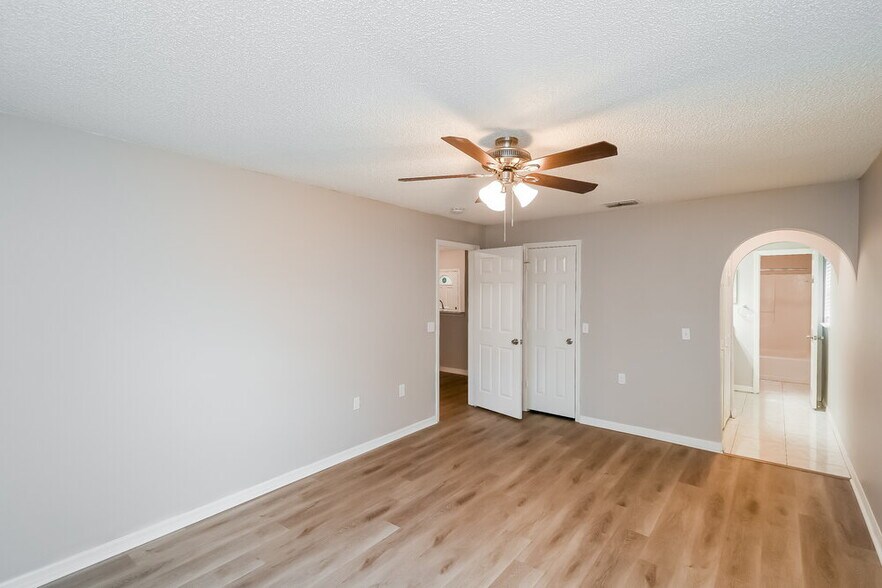 Building Photo - 84 Reeding Ridge Dr W