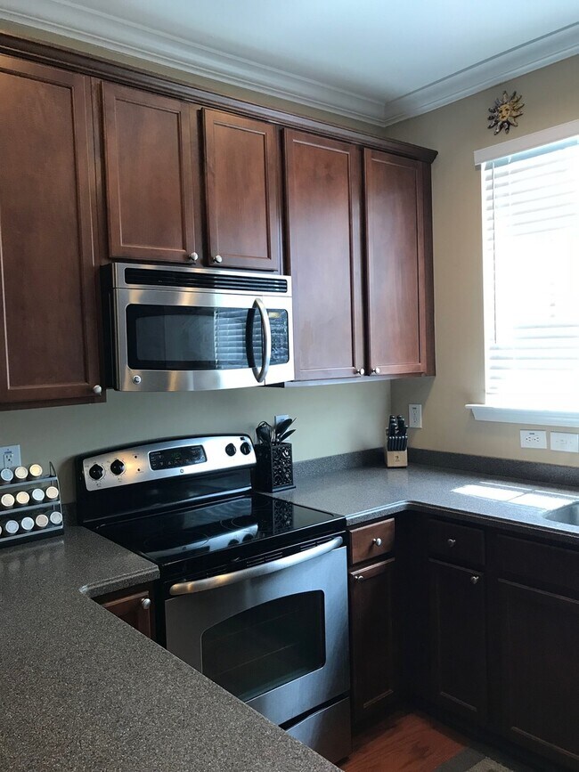 Building Photo - Townhouse with Fenced Backyard!