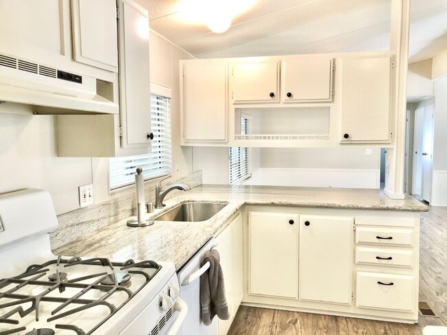 Building Photo - Awesome Updated Single Story in The Darling "Farm" Community of Wildomar, Close to Everything, bu...