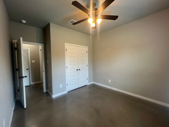 Building Photo - Luxury 3/2 Duplex in Seguin, Texas