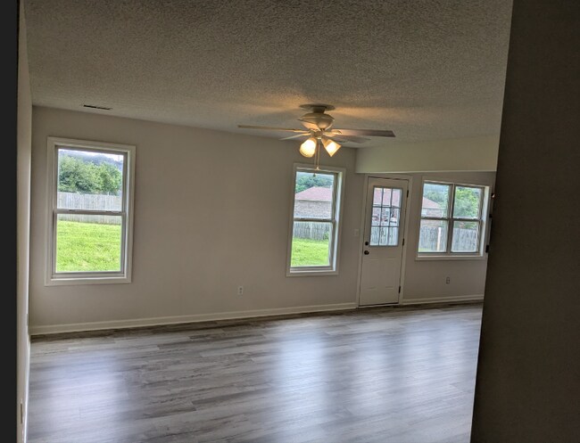 Building Photo - 102 Populus Dr