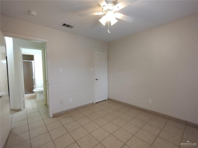 Building Photo - 15 Tulip Ave