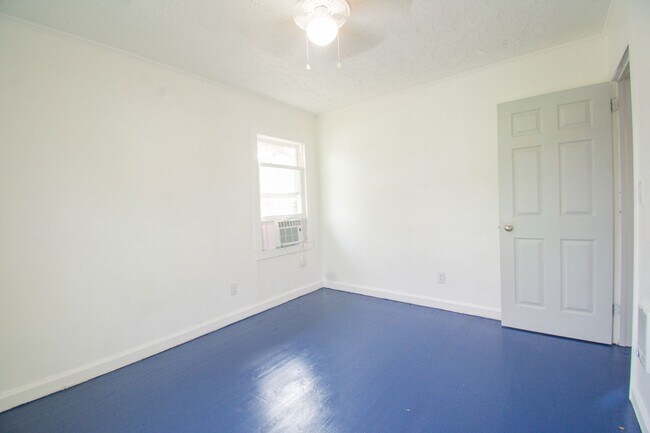 Building Photo - 2 Bedroom 1 Bathroom Updated Apartment! No Pets