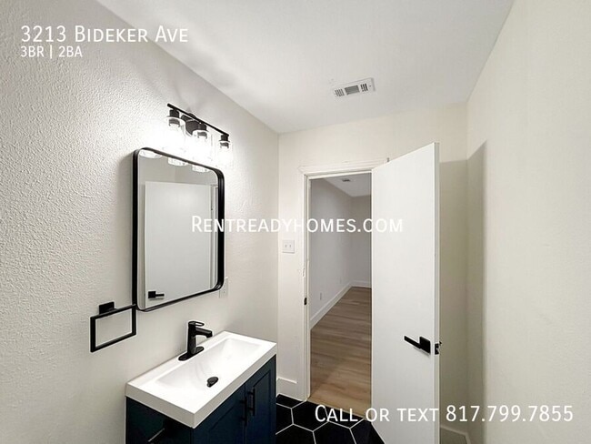 Building Photo - 3213 Bideker Ave