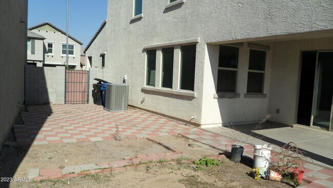 Building Photo - Large 4 Bedroom 3 Bath Home!