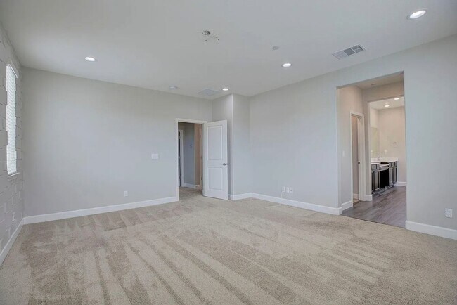 Building Photo - 1606 Lion St