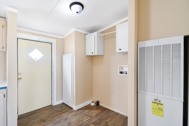 Building Photo - 14991 N Aster Ave