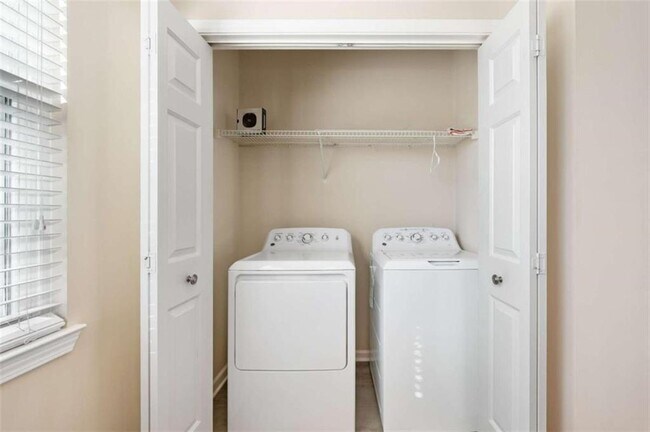 Building Photo - 5559 Glenridge Dr