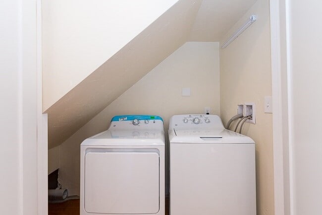 Building Photo - 9-11 Rock Valley Ave