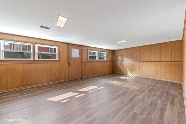 Building Photo - 493 Amherst Ave