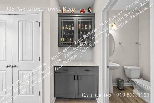 Building Photo - 935 Parkstone Towne Blvd