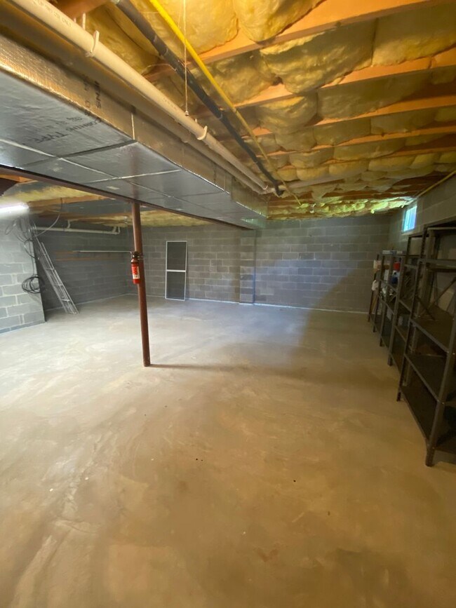 Building Photo - Beautiful 3 BR End Unit Townhouse in Summit Hills!