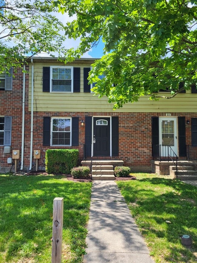 Building Photo - RARE 3-Bed Townhome in Fox Ridge Manor!