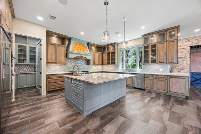 Building Photo - 2624 University Club Dr