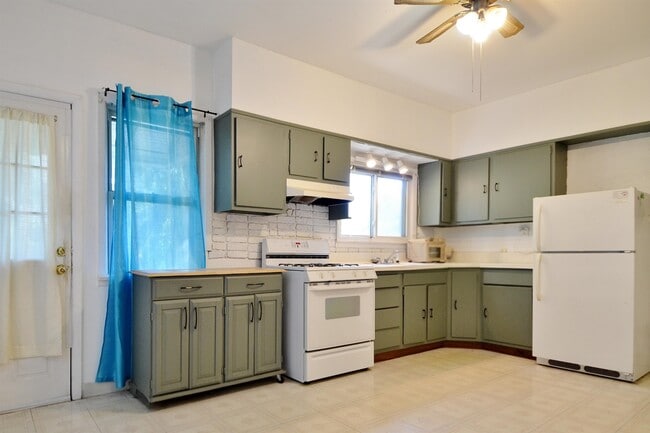 Building Photo - 38 E 41st St