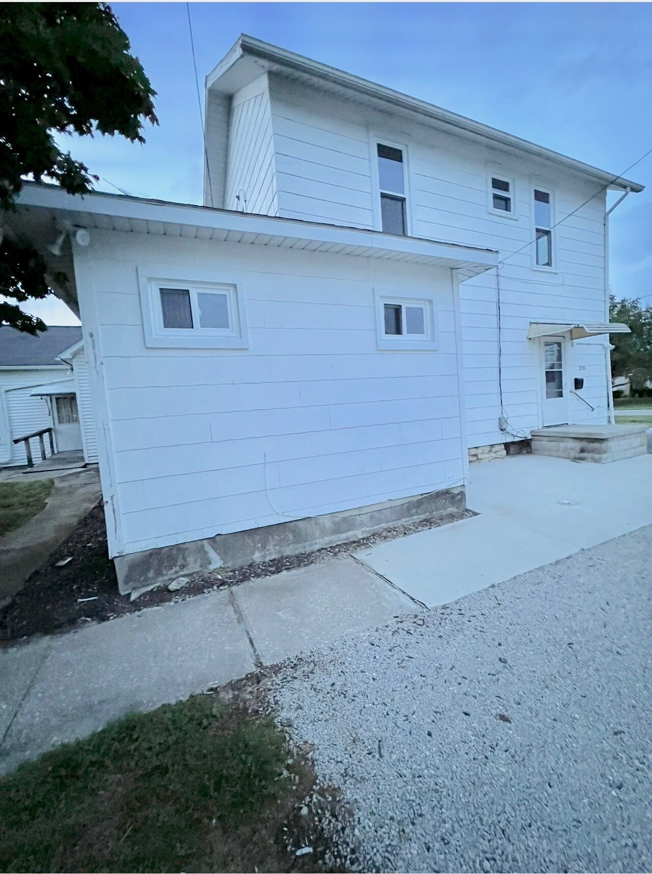 Building Photo - 2206 Lake St