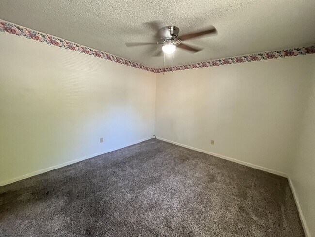 Building Photo - 3/2 One Level Home w/ Spacious, Level Lot!