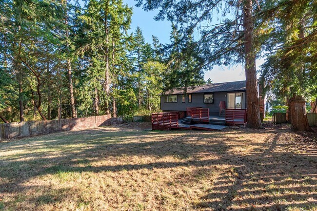Building Photo - Beautifully Updated 3+ Bedroom Water View ...