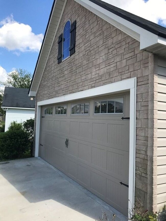 Building Photo - Spacious 3BR/2BA Home in Miller Farms with...