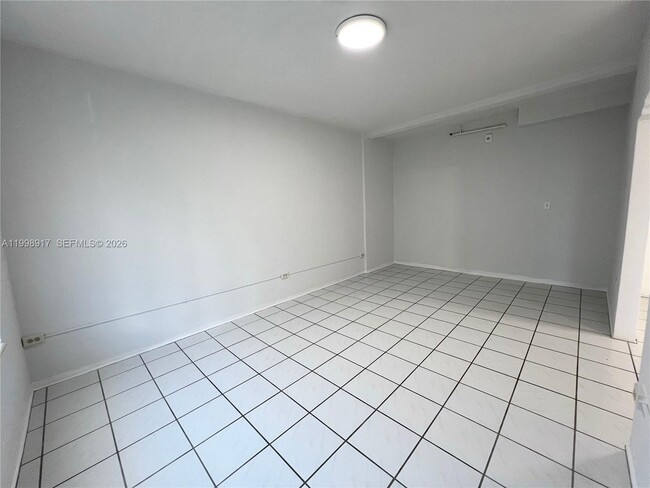 Building Photo - 901 Collins Ave