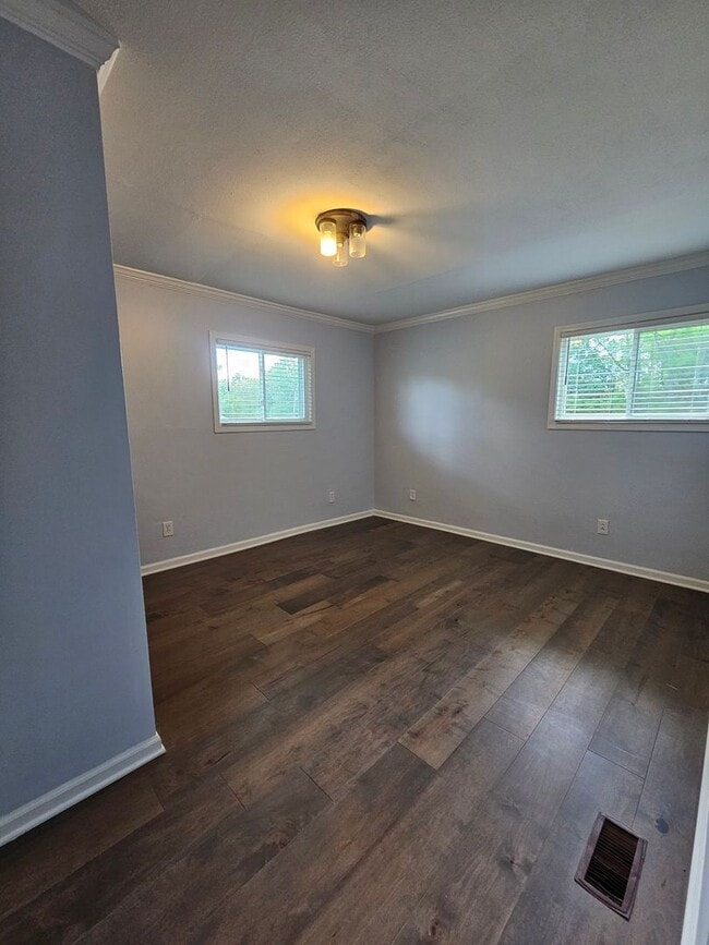 Building Photo - Stunning 4 Bed 2 Bath Single Family Rental...