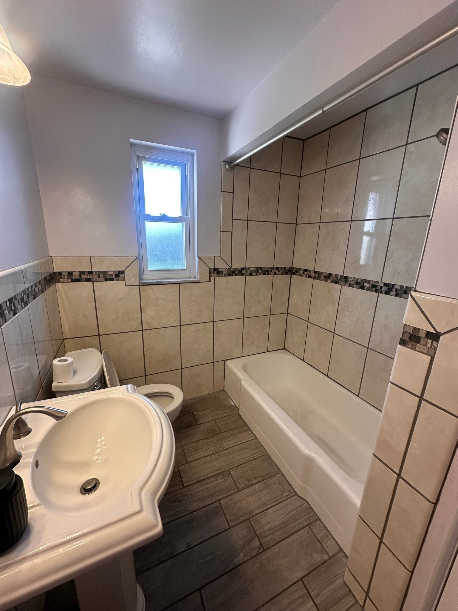 Building Photo - 206 Valley Vale Dr